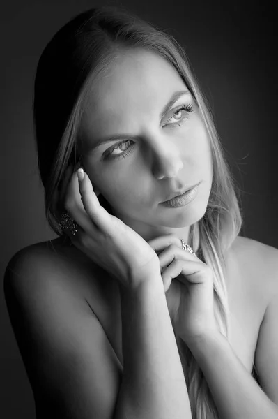 Portrait studio noir et blanc d'une jolie fille — Photo