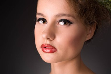 Ciddi görünüşlü bir kadının yakın plan portresi.