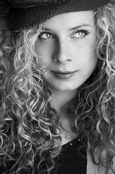 Black and white portrait of a young beautiful girl — Stock Photo, Image