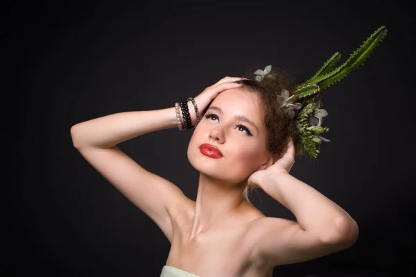 Frau mit Kaktus in der Hand — Stockfoto