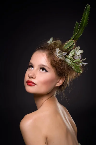 Frau mit Kaktus in der Hand — Stockfoto