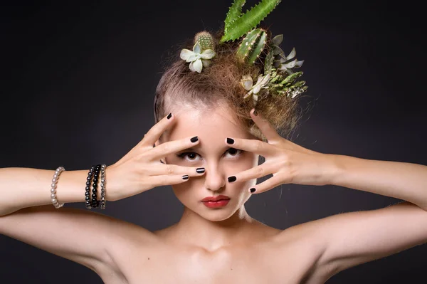 Mujer con cactus en ella — Foto de Stock