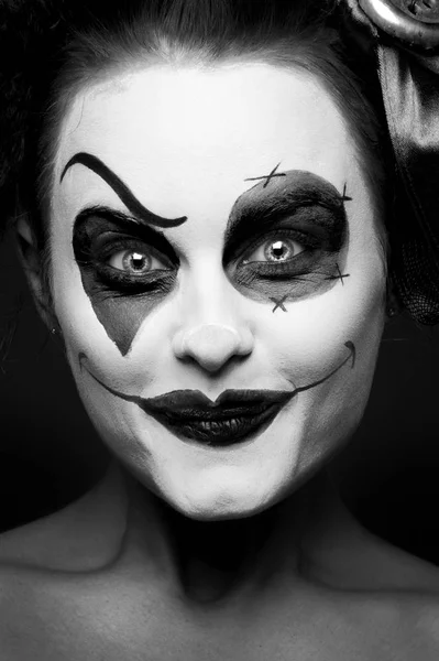 Un clown féminin effrayant qui fixe — Photo