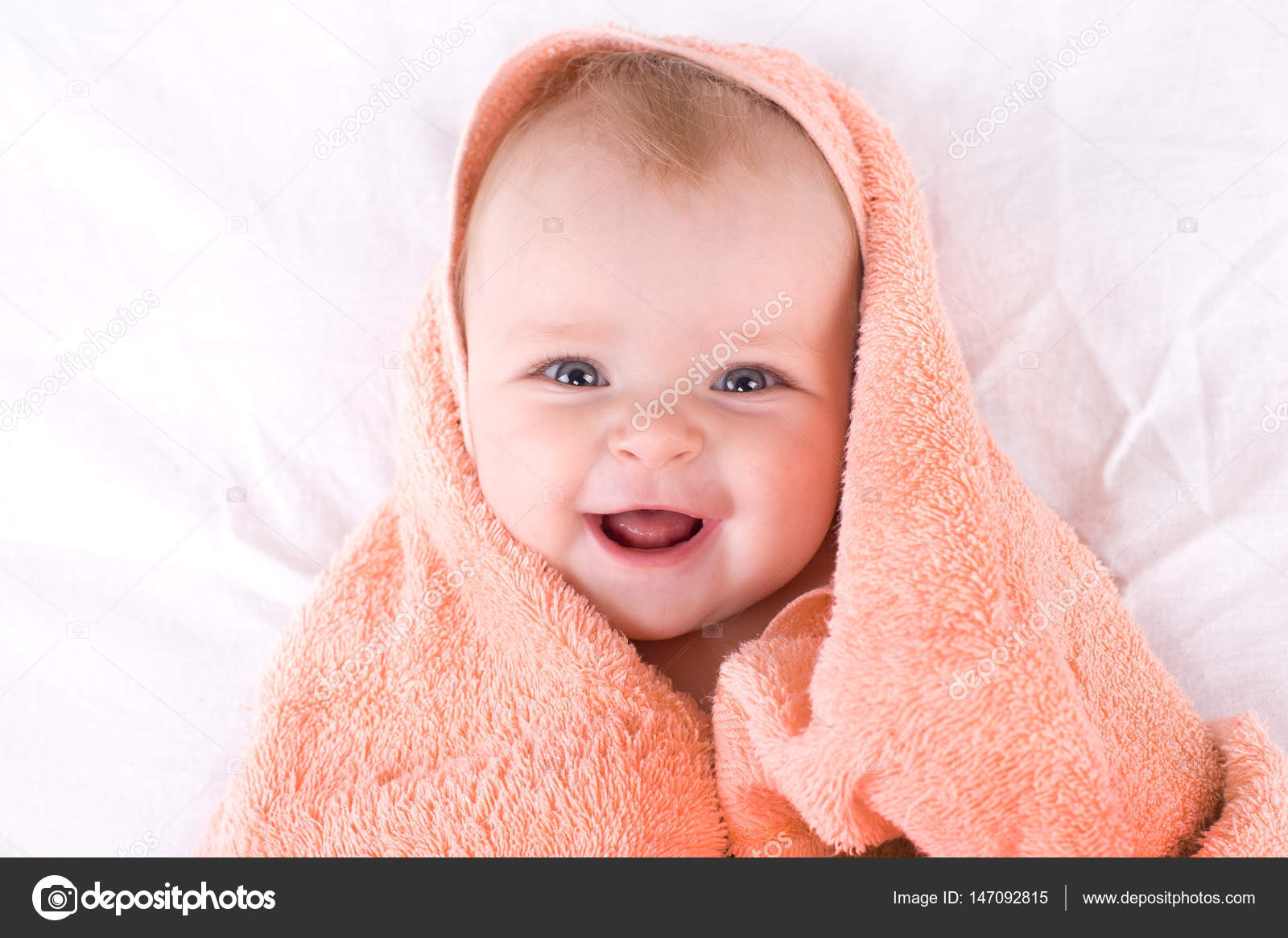 Un Bebe Mignon Enveloppe Dans Image Libre De Droit Par Springoz C