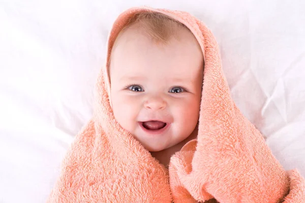 En söt baby insvept i — Stockfoto