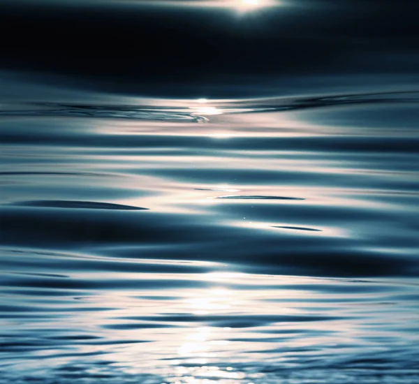 Солнечные сияющие морские волны — стоковое фото
