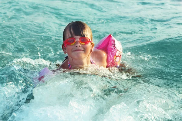 海の波の笑みを浮かべて水泳少女 — ストック写真