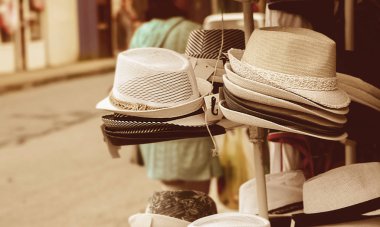 Şapka satan semt pazarı