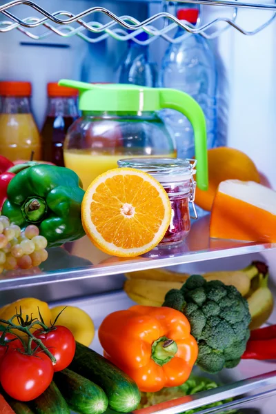 Open koelkast gevuld met voedsel — Stockfoto