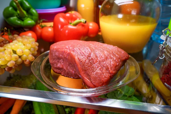 在一个架子上的新鲜原料肉打开冰箱 — 图库照片