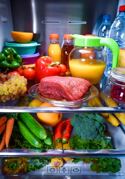 Świeże, surowe mięso na półce otworzyć lodówkę — Zdjęcie stockowe