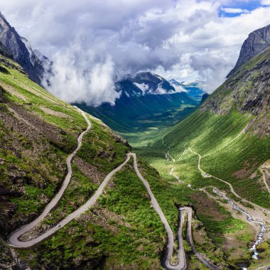 Troll yolu Trollstigen ya da Trollstigveien dolambaçlı dağ yolu