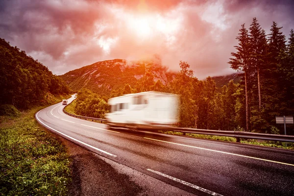 Karawana samochód jedzie na autostradzie. — Zdjęcie stockowe