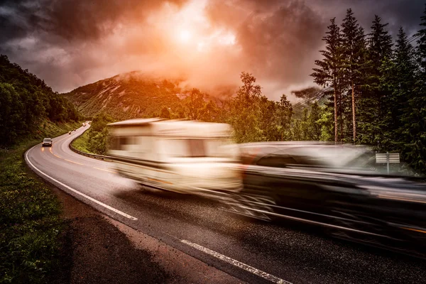 Husvagn bil färdas på motorväg. — Stockfoto