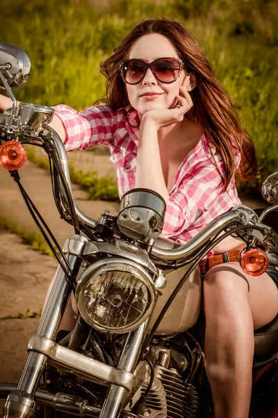 Motorkářka sedí na motocyklu — Stock fotografie