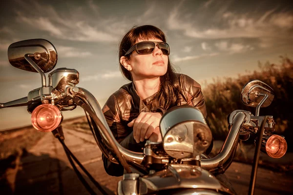 Menina motociclista sentado na motocicleta — Fotografia de Stock