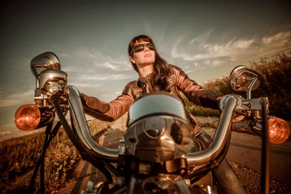 Байкерша сидит на мотоцикле — стоковое фото