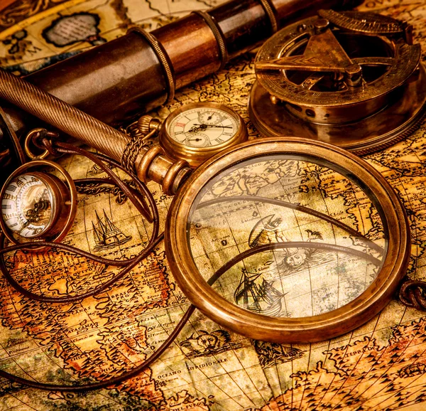 Винтажное лупа лежит на древней карте мира — стоковое фото