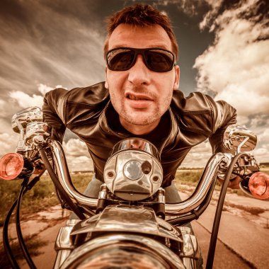 komik motorcu yolda yarış