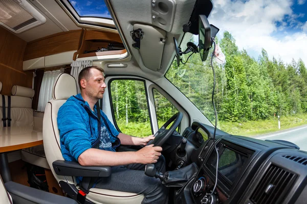 Homem dirigindo em uma estrada no Camper Van — Fotografia de Stock