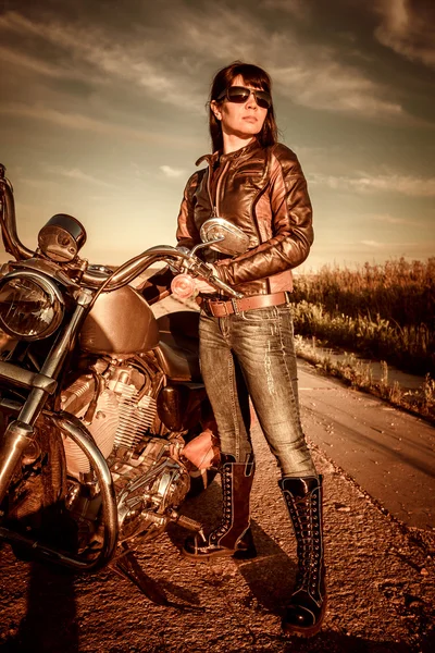 Biker meisje en motorfiets — Stockfoto