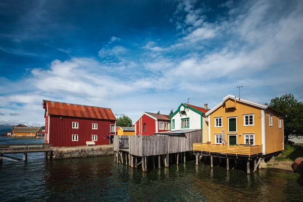 Oude gekleurde huizen in Mosjoen Noorwegen — Stockfoto