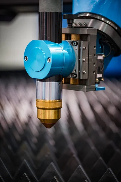 CNC laserové plazmové řezání kovů, moderní průmyslová technika. — Stock fotografie