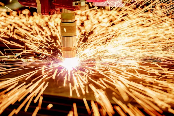 Pemotongan plasma laser CNC logam, teknologi industri modern. — Stok Foto