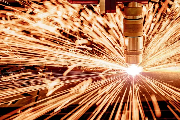 CNC-Laser-Plasmaschneiden von Metall, moderne Industrietechnologie. — Stockfoto