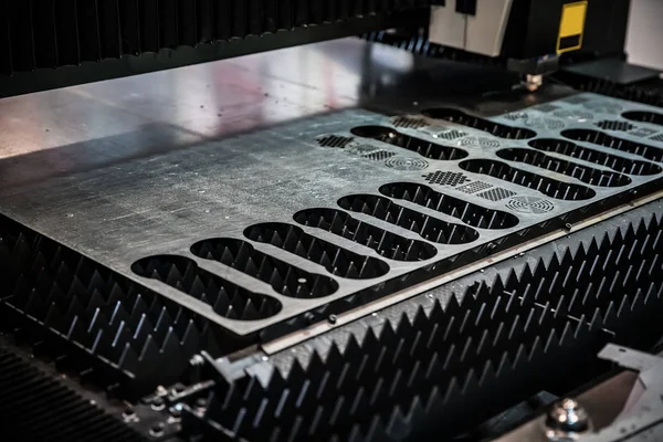 CNC Corte por láser de metal, tecnología industrial moderna. —  Fotos de Stock