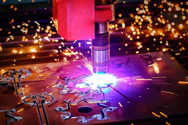 CNC corte por plasma láser de metal, tecnología industrial moderna . — Foto de Stock