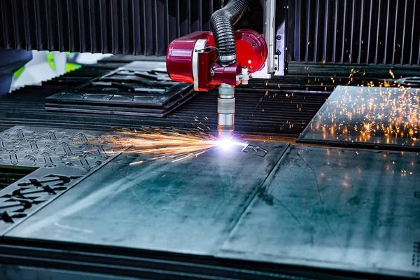 CNC Laserowe cięcie plazmowe metalu, nowoczesna technologia przemysłowa. — Zdjęcie stockowe
