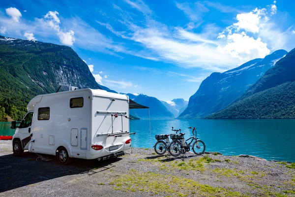 Aile tatil seyahat, kamyonet ve karavan tatil gezisi — Stok fotoğraf