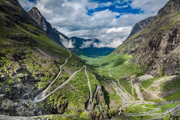 Trolí cesty Trollstigen nebo Trollstigveien klikaté horské silnici — Stock fotografie