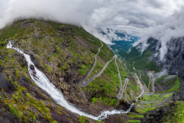트롤의 경로 Trollstigen 또는 Trollstigveien 구불구불한 산악도로 — 스톡 사진