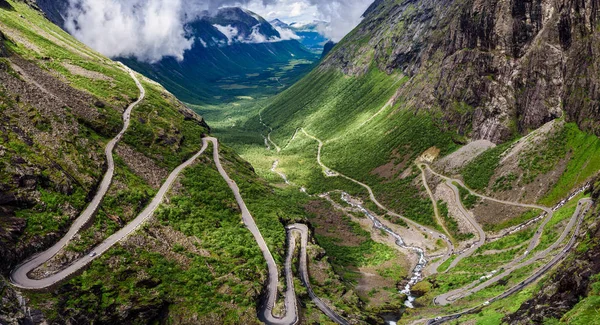 Trolí cesty Trollstigen nebo Trollstigveien klikaté horské silnici — Stock fotografie