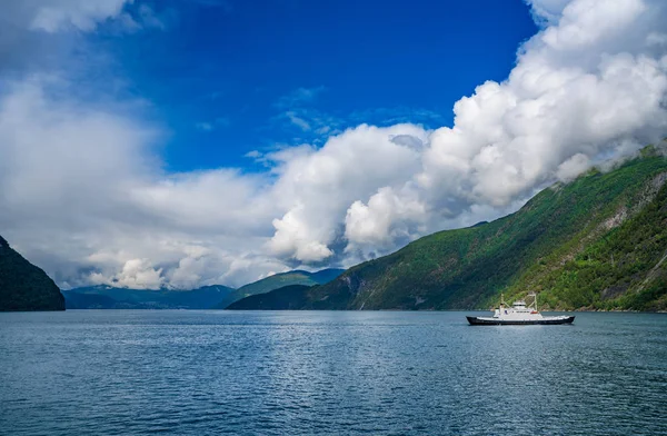 Veerboten oversteken. Prachtige natuur Noorwegen. — Stockfoto