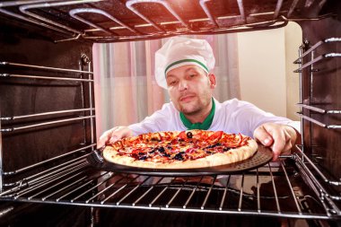 Şef Pizza fırın pişirme.