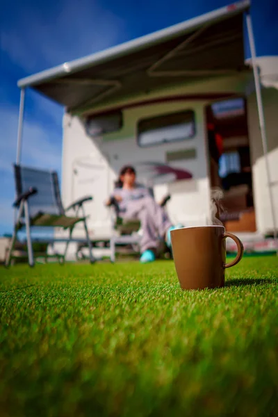 Taza de café sobre hierba. Viaje de vacaciones en familia, viaje de vacaciones en mot — Foto de Stock