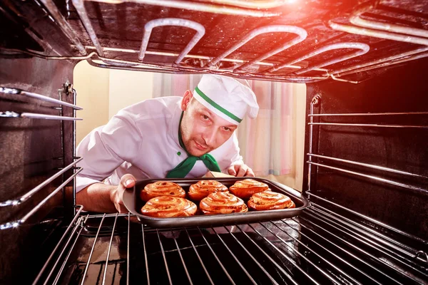 Koch kocht im Ofen. — Stockfoto