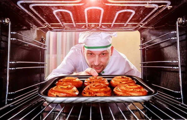 Kok koken in de oven. — Stockfoto