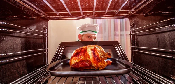Matlagning kyckling i ugnen. — Stockfoto
