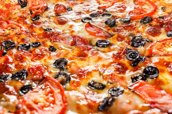 Primo piano pizza salame piccante — Foto Stock
