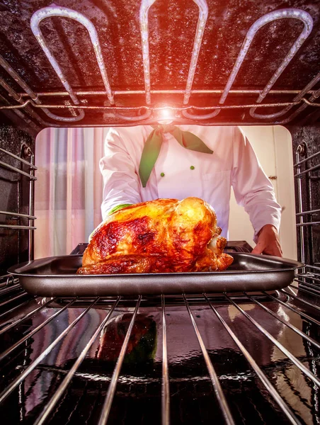 Cocinar pollo en el horno . — Foto de Stock