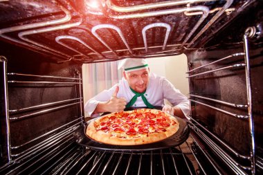 Şef Pizza fırın pişirme.