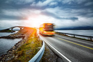 Norveç'te yolda seyahat halk otobüsü