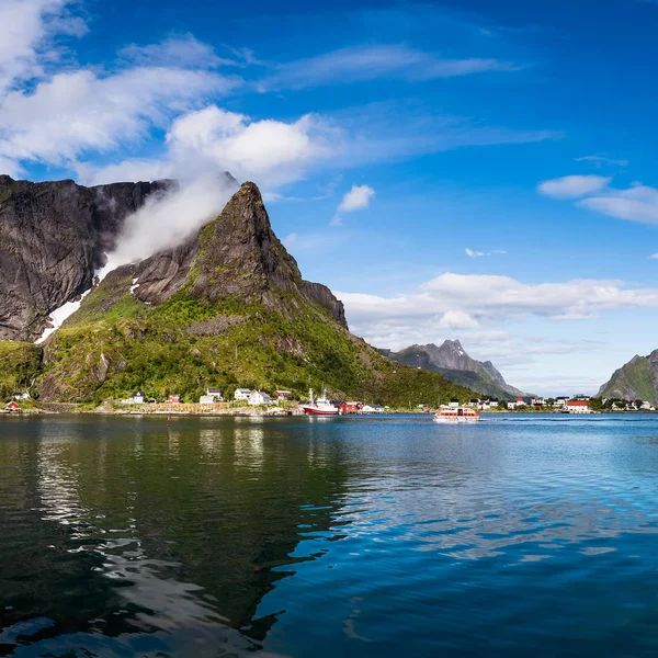 Lofoten is een archipel in de county van Nordland, Noorwegen — Stockfoto