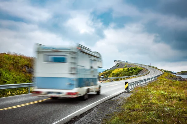 Norvégia. Kombi autó utazik az autópályán. — Stock Fotó