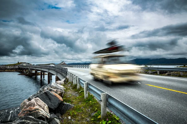 Noruega. El coche viaja por la carretera . —  Fotos de Stock