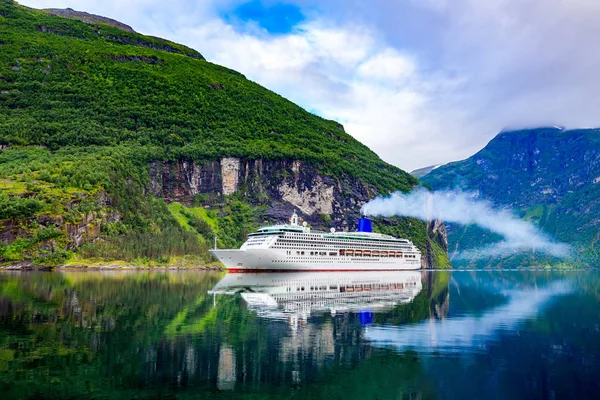 Cruceros en fiordo de Geiranger, Noruega —  Fotos de Stock